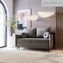 Nowoczesna mała sofa z małymi okrągłymi poduszkami Lion Small