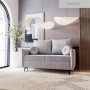 Nowoczesna mała sofa z małymi okrągłymi poduszkami Lion Small
